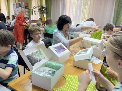 Діти створюють мякі іграшки на майстер класі у бібліотеці. Суспільне Херсон