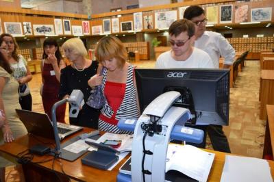 Люди з проблемами зору у бібліотеці до війни