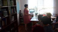 <p>Н. С. Охіна знайомить з роботою книгозбірні с. Стрілкове</p>