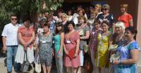 <p>Учасники та організатори сесії на подвір'ї книгозбірні</p>