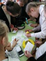 <p>Школярі навчаються малювати 3D-ручкою</p>
<p> </p>