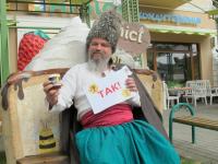 <p>Олександр Карпенко з клубу історичної реконструкції «Лицарі Великого Степу» каже бджолам «Так!»</p>
<p> </p>