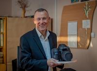 <p>Олександр Андрющенко з ювілейним чудо-тортом у вигляді фотоапарату</p>
<p> </p>
